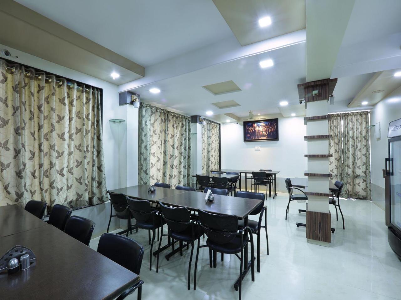Oyo 4198 Hotel Shri Sai Murli Shirdi Buitenkant foto