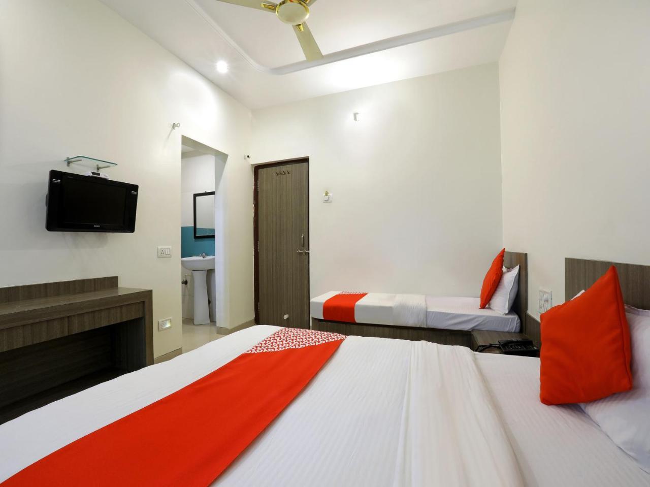 Oyo 4198 Hotel Shri Sai Murli Shirdi Buitenkant foto